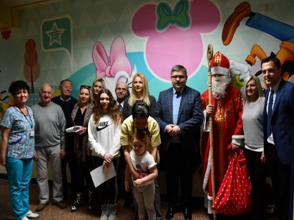 Święty Mikołaj odwiedził pacjentów oddziału dziecięcego