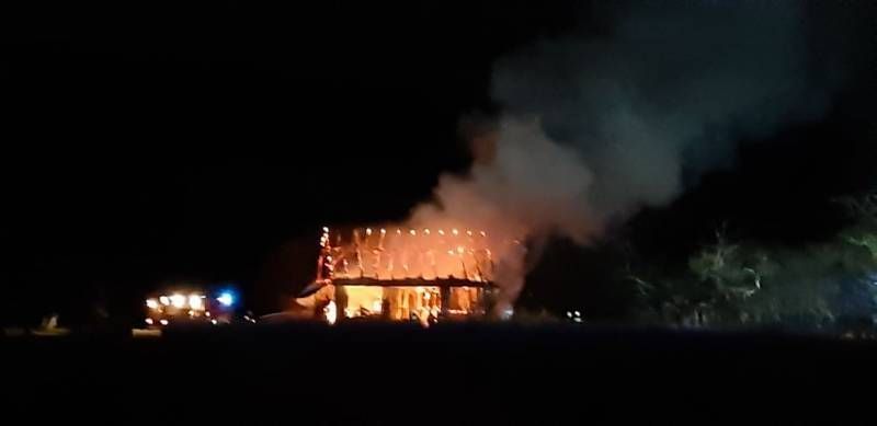 Łącko. Groźny pożar w środku nocy. Spłonęła stodoła i maszyny rolnicze