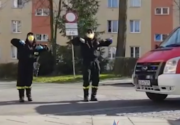 Skawina. Kaczuszki w wykonaniu OSP i Król Julian z megafonu, czyli show na kwarantannie