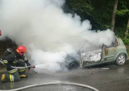 Nowy Sącz. Kłęby dymu na ulicy Biegonickiej i dramatyczna walka o auto