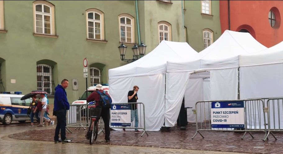 Liderzy i outsiderzy. Kto jest najlepiej, a kto najgorzej zaszczepioną gminą w Małopolsce?