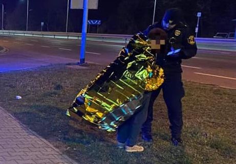 Dwie kobiety w samych swetrach błąkały się nocą po Krakowie