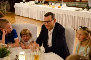Wieliczka. Premier Morawiecki do rodzin zastępczych: Jesteście superbohaterami!