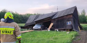Zerwane dachy, połamane drzewa. Wichury i burza w okolicach Tarnowa. Gradobicie na Sądecczyźnie