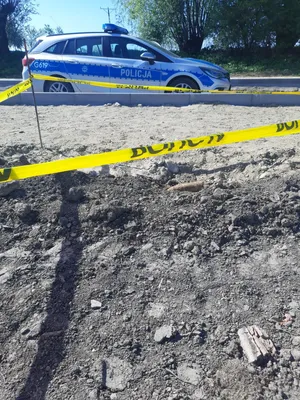 Niebezpieczne znalezisko w powiecie tarnowskim. "Został wykopany podczas prac budowlanych"