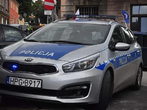 Nowy Sącz. Policja i straż pożarna na parkingu centrum handlowego