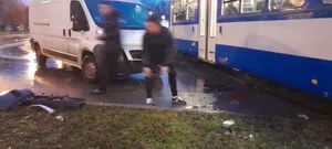 Kraków. Zderzenie busa z tramwajem w centrum miasta. Utrudnienia w ruchu