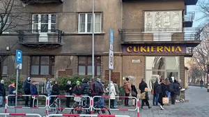 Tłumy przed cukiernią z najlepszymi pączkami. "Ręce mam skostniałe, ale nie żałuję"