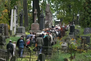 [ZDJĘCIA] Ten cmentarz musisz odwiedzić choć raz w życiu. Był celowo niszczony