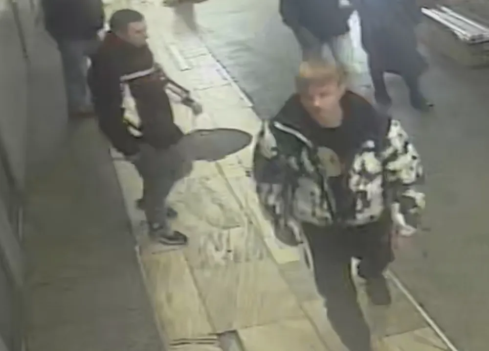 Policjanci z Krakowa proszą o pomoc. Poszukują dwóch sprawców pobicia