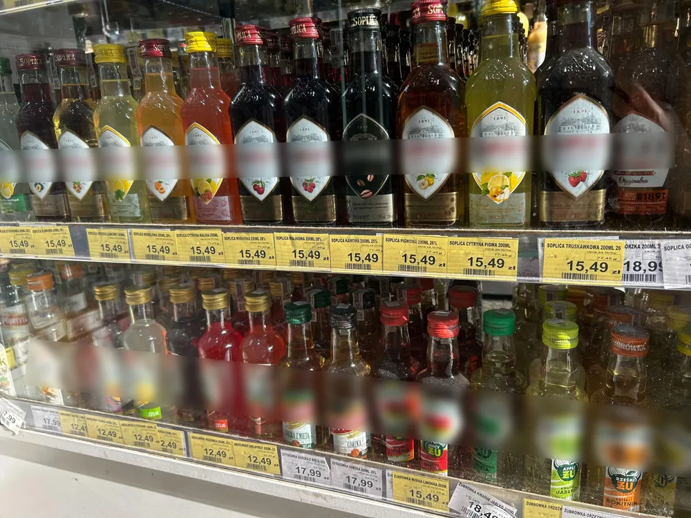 Zanim dojdą do pracy, wypijają małpkę. "Do ósmej sprzedaję ich więcej niż kawy"