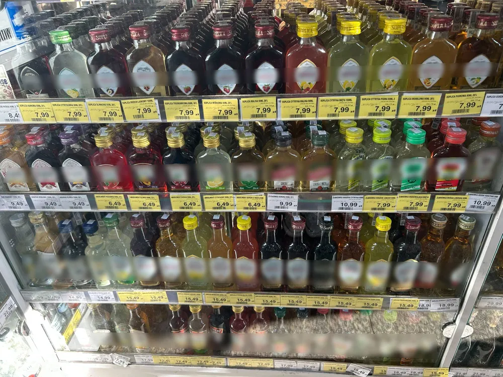 W sklepach znajdziemy dziesiątki "małpek kolorowej". Większość z nich czeka na klientów już w lodówkach