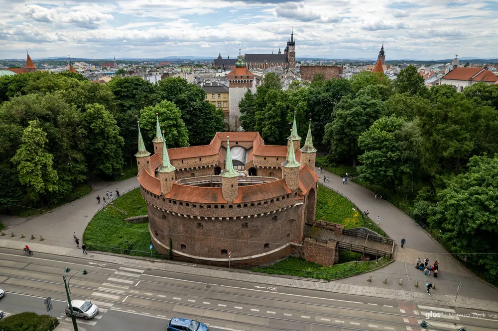Średniowiecze w Barbakanie, parada folkloru, taniec pod Galerią - Kraków tętni kulturą! Sprawdź atrakcje na weekend 19–20 lipca
