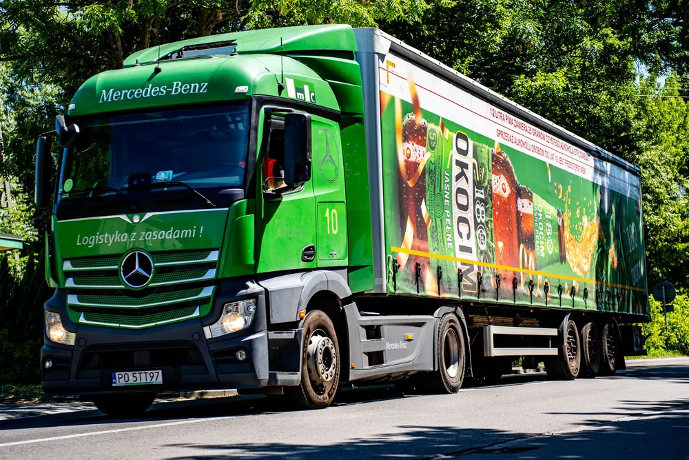 Naczepy transportujące piwo Okocim wyróżniają się jubileuszowymi grafikami