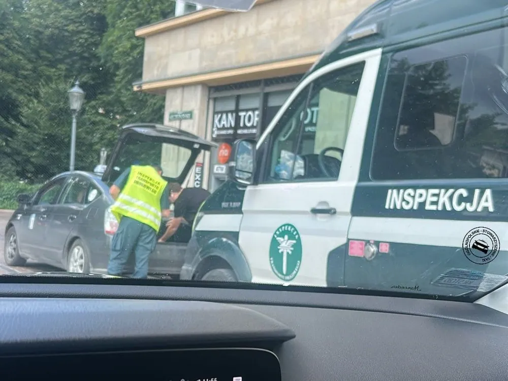 [Krótko] Kontrole taksówek na Placu Szczepańskim w Krakowie. ITD sprawdza dokumenty i stan techniczny pojazdów