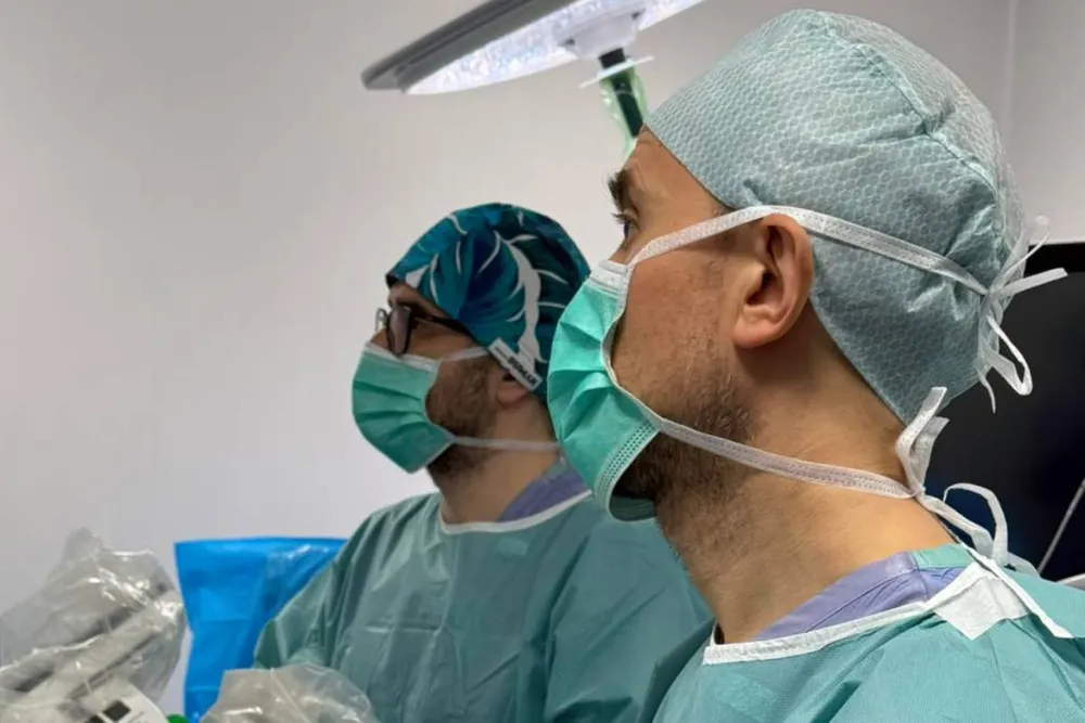 Pod Suchą Beskidzką mężczyzna stracił rękę! Lekarze z Krakowa ratowali go przed kalectwem
