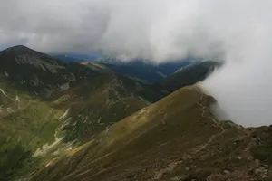 Znów ostrzeżenia IMGW. Chłodniej, słonecznie, ale z burzami