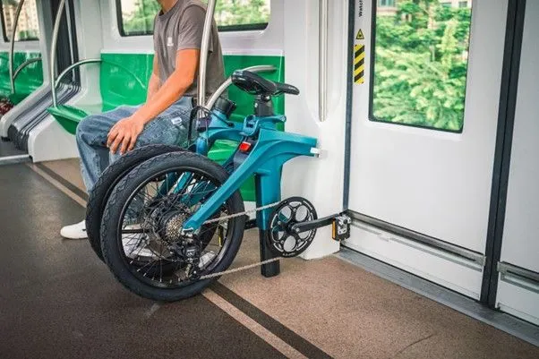 Jak wybrać rower elektryczny, który nadaje się do tramwaju, pociągu i zmieści się na balkonie?