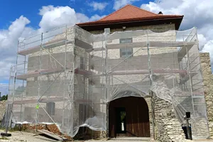 Rusztowania przy bramie. Początek prac w zamku pod Olkuszem