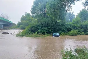 Samochód w rzece. Szybka reakcja kierowcy w Kętach
