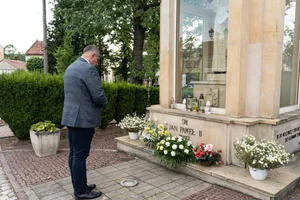 Uroczysta modlitwa przy pomniku św. Jana Pawła II. Hołd dla Patrona Kalwarii