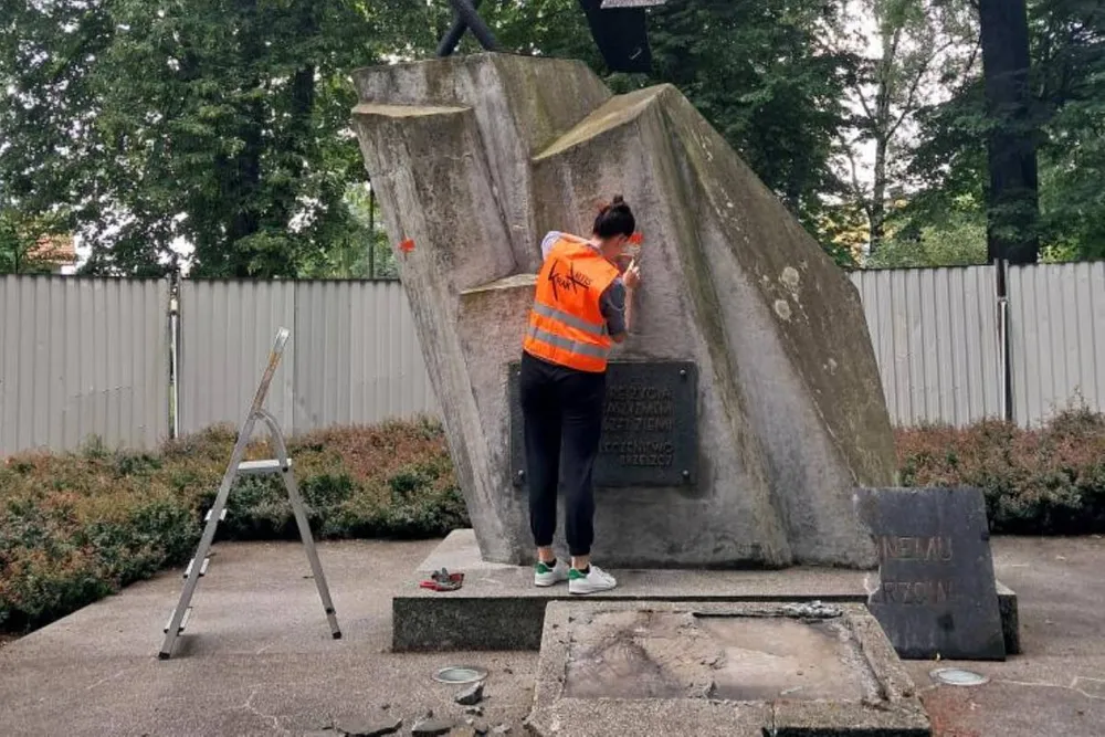 W Brzeszczach pamiętają o historii. Ważny pomnik otrzyma nowe życie