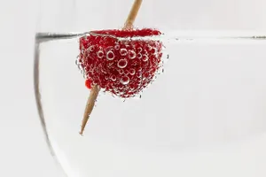 Małpka alkohol – co to jest, ile kosztuje, czy to dobry prezent?