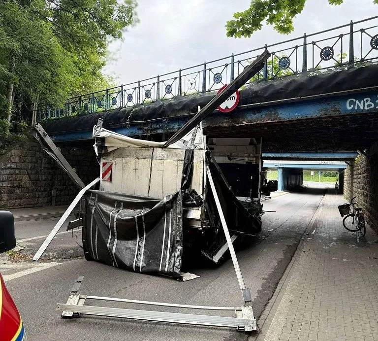 (Nie)typowy wypadek w Krakowie.  Ciężarówka uderzyła w wiadukt, ranna... rowerzystka