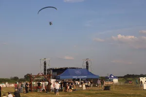 Przeloty wiatrakowców, akrobacje lotnicze, skoki spadochronowe -Piknik Lotniczy w gminie Szczurowa