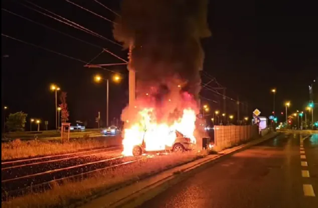 Nocny wypadek w Krakowie. Auto stanęło w ogniu na torowisku tramwajowym [WIDEO]