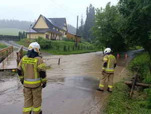 Zagrożenie powodziowe na Podhalu. Strażacy układają worki z piaskiem