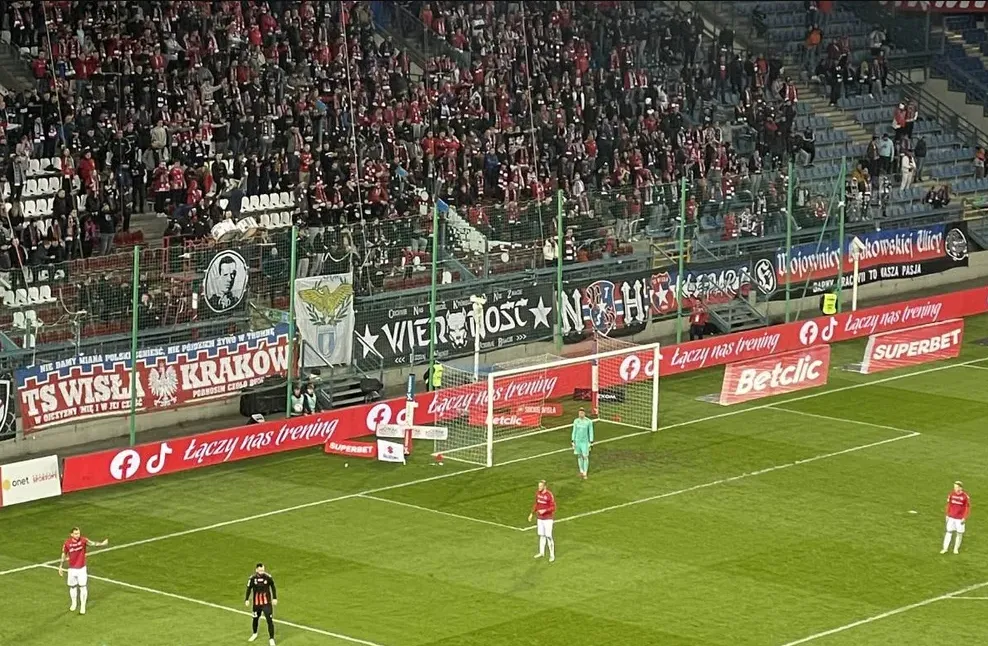 Na mecz Wieczysta - Wisła czeka cały Kraków. Kibice będą musieli poczekać dłużej...