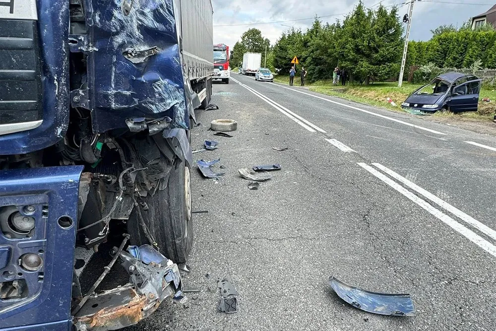 [Aktualizacja] Dramat na DK7 w Spytkowicach. Zderzenie auta osobowego z ciężarówką. 8-latek ciężko ranny