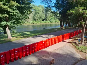 Oświęcim zabezpiecza się przed powodzią. 240 metrów ochrony w mniej niż godzinę