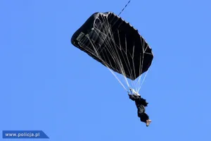 Dramatyczna akcja w Małopolsce. Spadochroniarz zawisł na drzewie