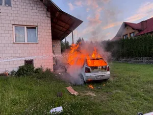 Auto płonęło jak pochodnia. Tuż obok mieszkają ludzie