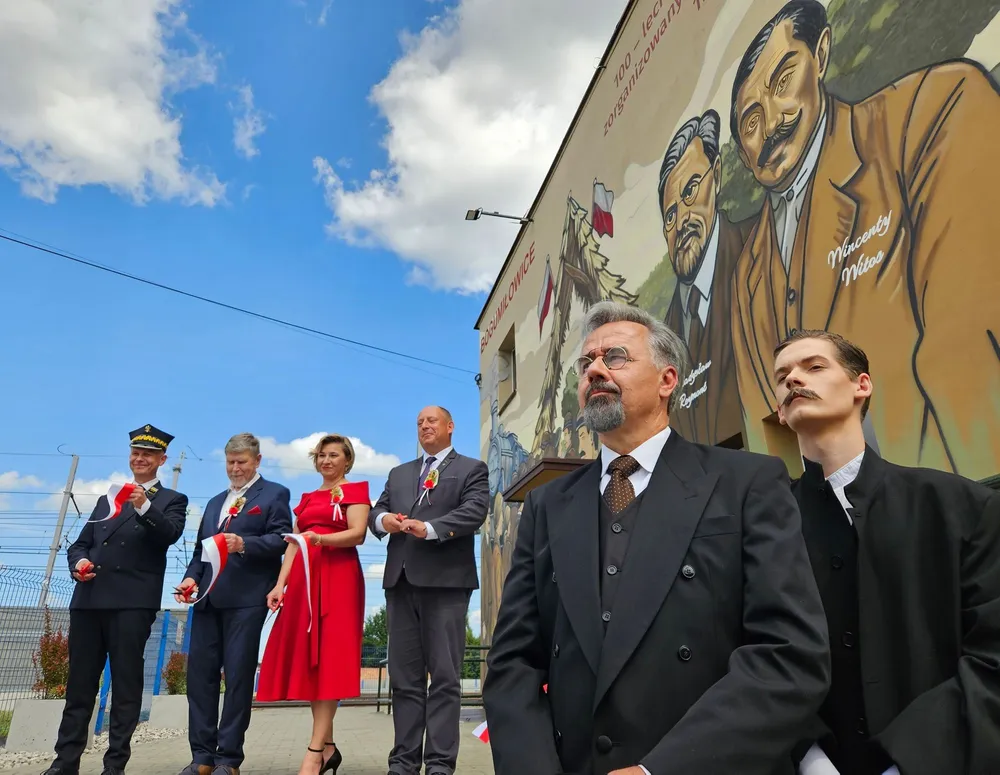 Mural upamiętniający Reymonta i Witosa na dawnym dworcu w Bogumiłowicach