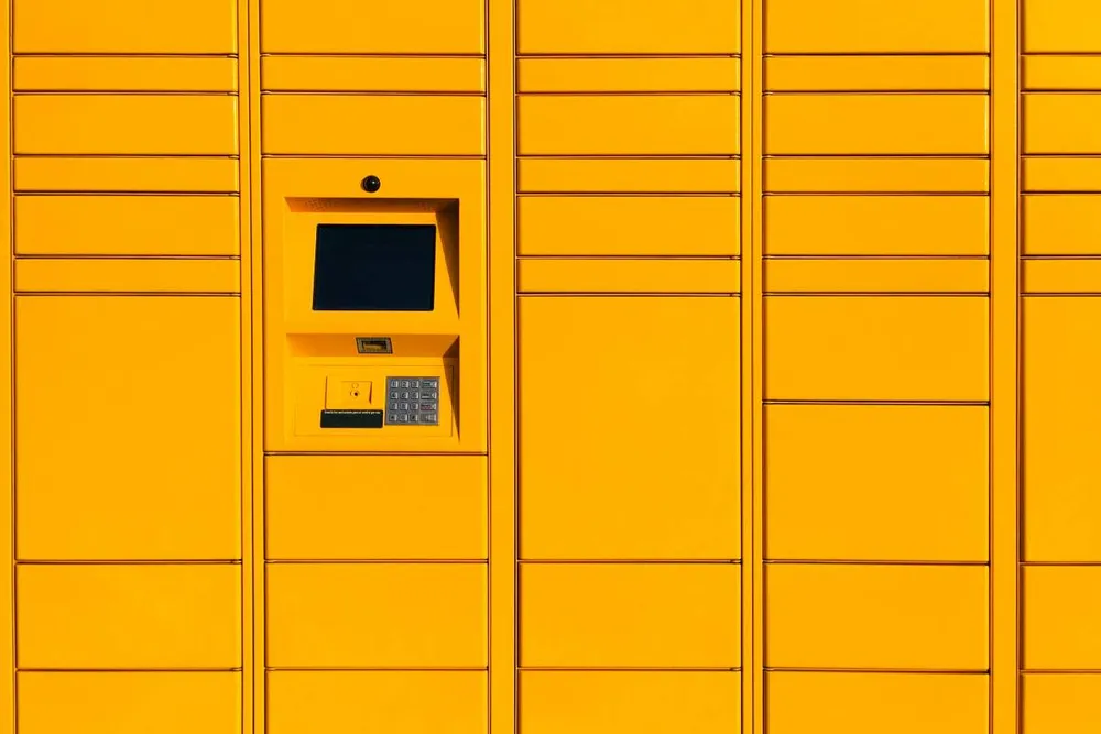 Na każdym rogu automat paczkowy. Może czas na uniwersalne skrzynki?
