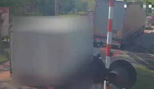 Wjechali na tory tuż przed pociągiem. Interwencja policji z Suchej Beskidzkiej