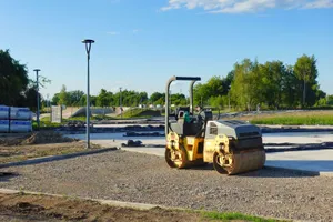 Niepołomice inwestują w sport. Nowe boisko z profesjonalną bieżnią przy Błoniach