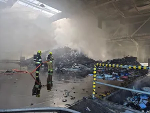 [AKTUALIZACJA] Nocny pożar w Bochni. Na miejscu blisko setka strażaków