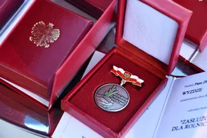 Rolnicy z powiatu dąbrowskiego z prestiżowym odznaczeniem