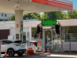 Tankowanie i szybkie zakupy? Żabka pojawi się na stacjach paliw