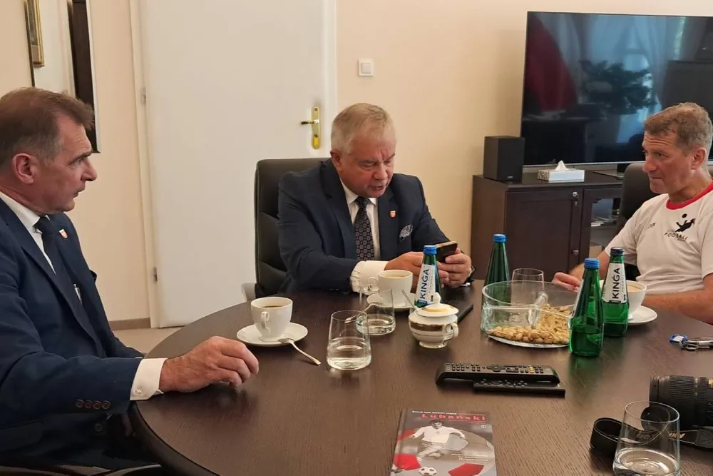 Starostwo pamięta o sporcie. Władze powiatu miechowskiego z wizytą w Warszawie