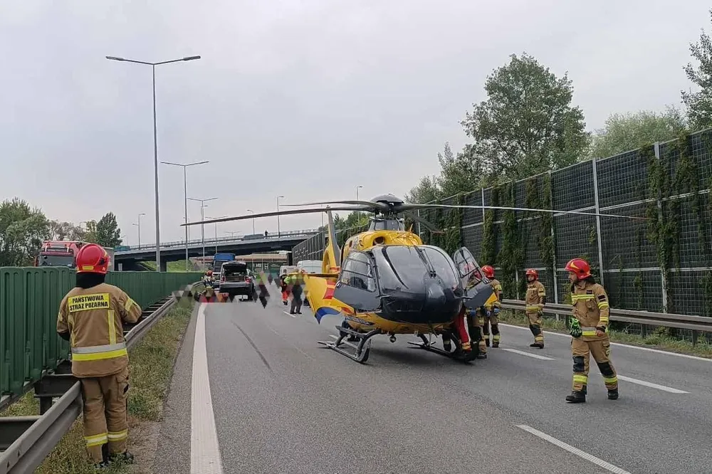 Autostrada A4 zablokowana po wypadku. Lądował helikopter LPR