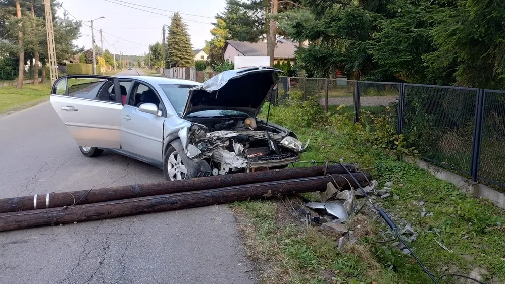 Wypadek w Jawiszowicach. Kobieta w ciąży, z 2-latką i 2 promilami rozbiła auto na słupie