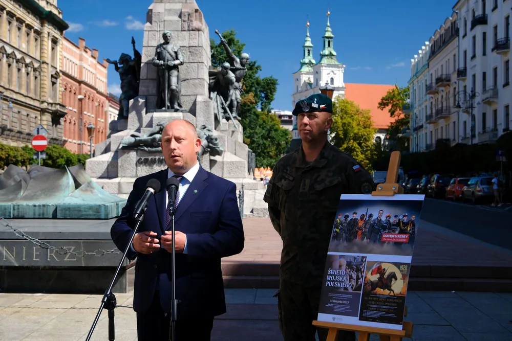 Z wdzięcznością i szacunkiem. Kraków i Tarnów świętują Święto Wojska Polskiego