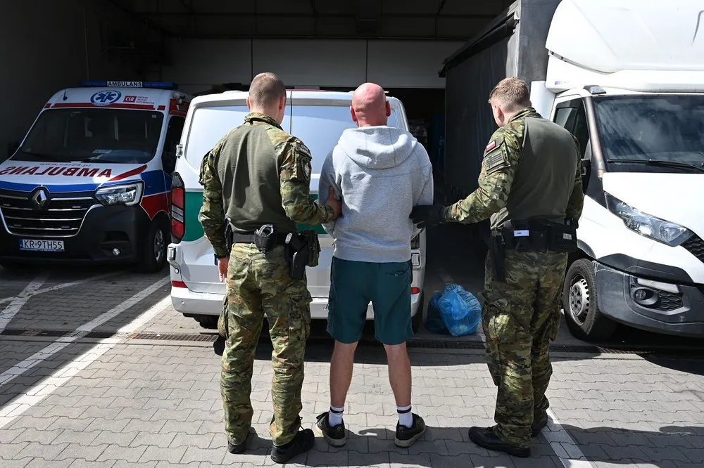 Lot do Krakowa zamienił się w koszmar. Pijany mężczyzna zaatakował nawet strażnika
