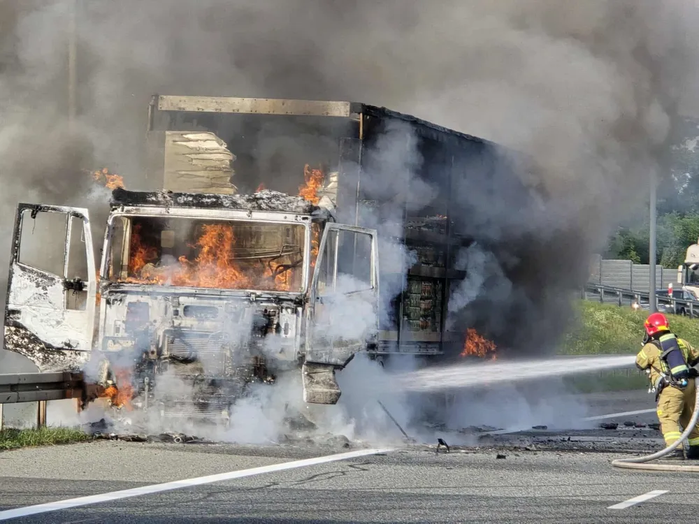 Dramatyczne chwile na A4. Ciężarówka stanęła w ogniu, tworzą się duże korki