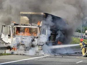 Dramatyczne chwile na A4. Ciężarówka stanęła w ogniu, tworzą się duże korki